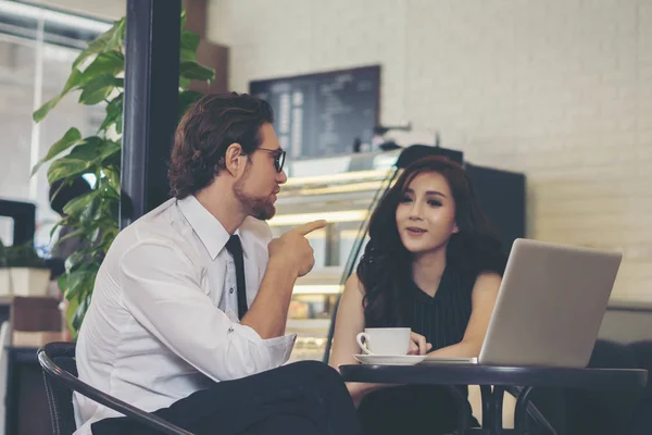 Glückliche Kollegen Treffen Sich Café Und Arbeiten Laptop — Stockfoto