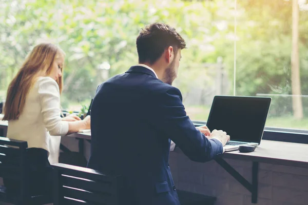 Der Junge Geschäftsmann Arbeitet Büro Laptop Konzept Der Werktätigen — Stockfoto