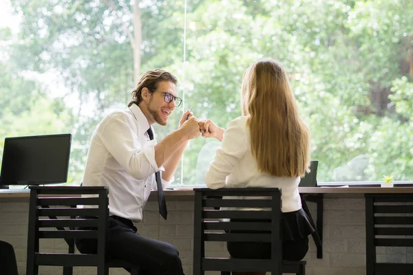 Glückliche Kollegen Treffen Sich Büro — Stockfoto