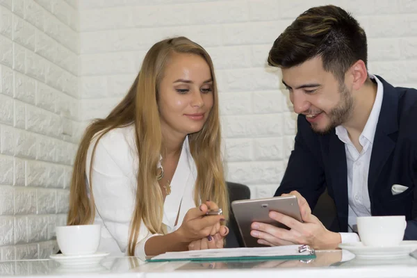 Glückliche Kollegen Treffen Sich Café Und Arbeiten Laptop — Stockfoto