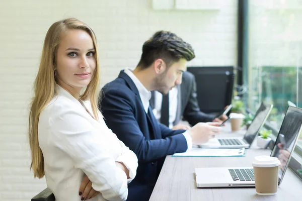 Geschäftsfrau Nutzt Laptop Arbeiten Während Mitarbeiter Hintergrund Interagieren — Stockfoto