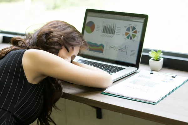 Mulher Negócios Cansado Adormeceu Mesa Frente Seu Laptop — Fotografia de Stock
