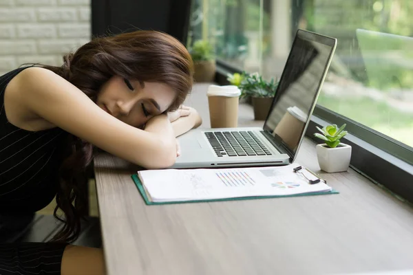 Obchodní Žena Unavená Usnula Stole Před Její Laptop — Stock fotografie
