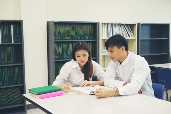 Jovem Casal Asiático Estudantes Biblioteca Lendo Livro Juntos Conceito Educação — Fotografia de Stock