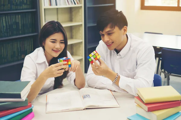 Jeune Couple Asiatique Étudiants Prennent Une Pause Tout Bibliothèque Lisant — Photo