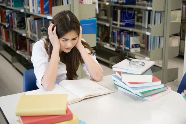 Retrato Estudante Tocando Cabeça Enquanto Lia Livro Biblioteca Faculdade Conceito — Fotografia de Stock