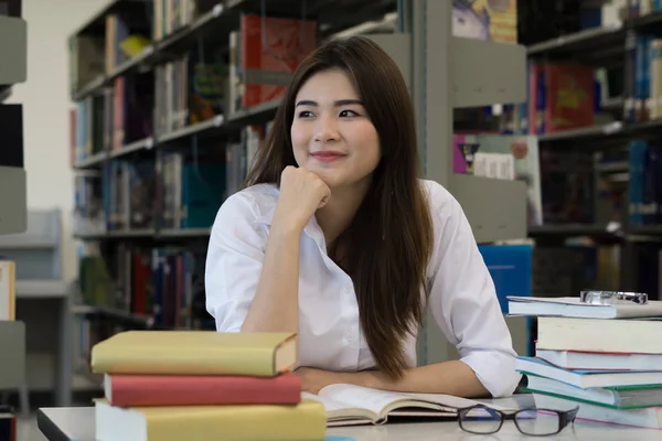 Mladý Student Docela Asijské Úsměv Kamery Při Čtení Knihovně Koncepce — Stock fotografie