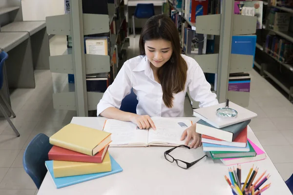 Mladý Student Docela Asijské Četla Knihovně Koncepce Vzdělávání — Stock fotografie