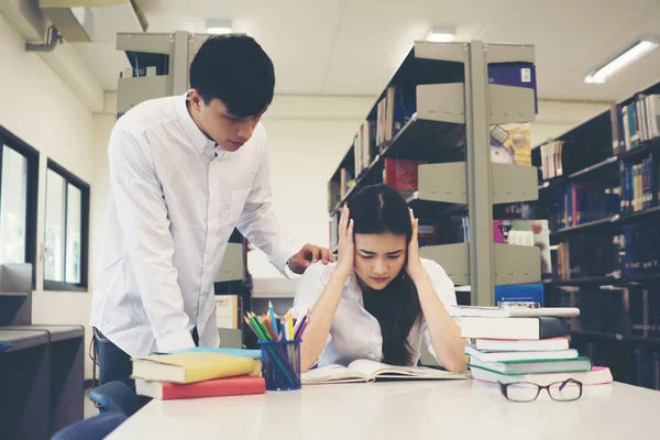 大学図書館の本を読みながら頭に触れる学生の肖像画 教育コンセプト — ストック写真