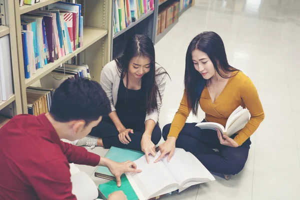 一群快乐的学生 在图书馆里谈论和准备考试 教育理念 — 图库照片