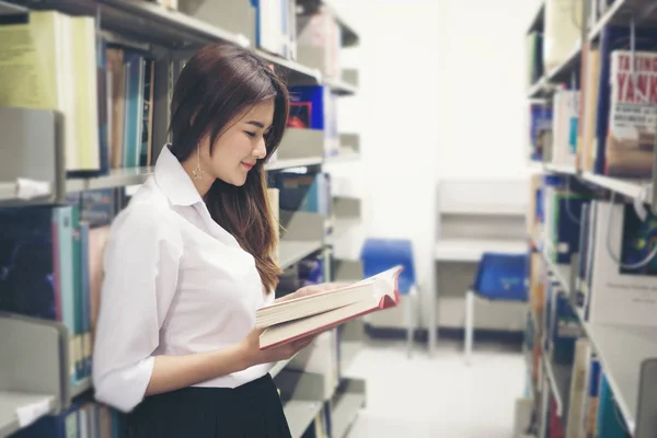 かなりアジアの若い学生は 図書館で読んでいた 教育コンセプト — ストック写真