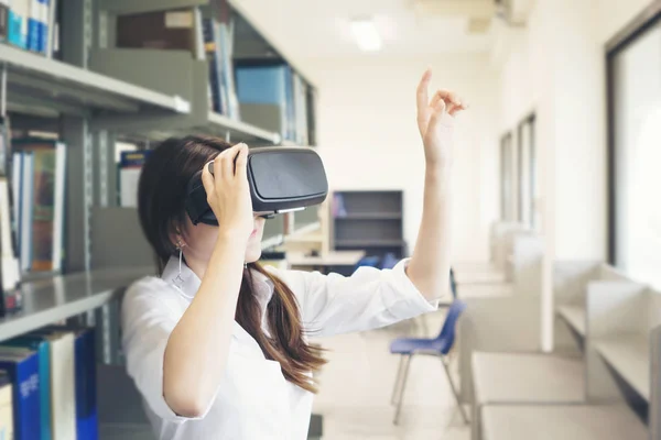 Retrato Una Joven Asiática Con Gafas Realidad Virtual Concepto Educativo — Foto de Stock