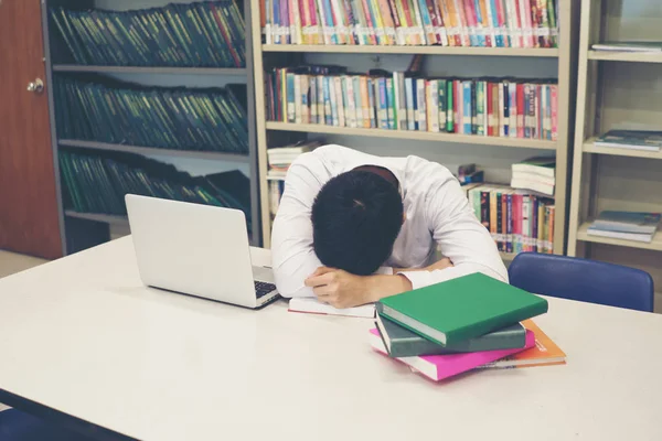 Ung Student Mannens Sover Trött För Att Läsa Boken Biblioteket — Stockfoto