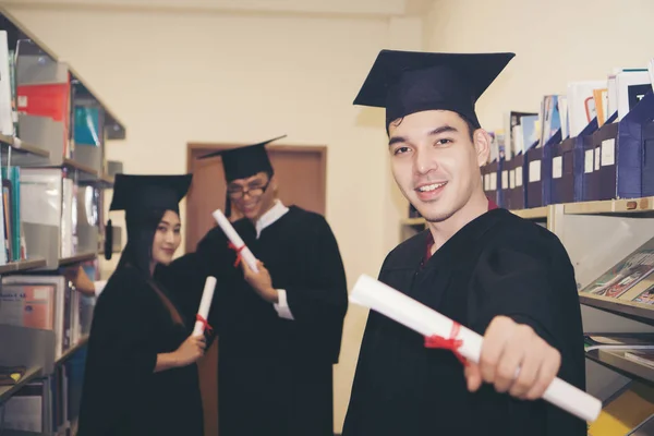 Glücklicher Absolvent Mit Einem Diplom Der Hand Bildungskonzept — Stockfoto