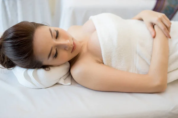 Mulher Sorridente Bonita Com Flores Descansando Spa Antes Massagem — Fotografia de Stock