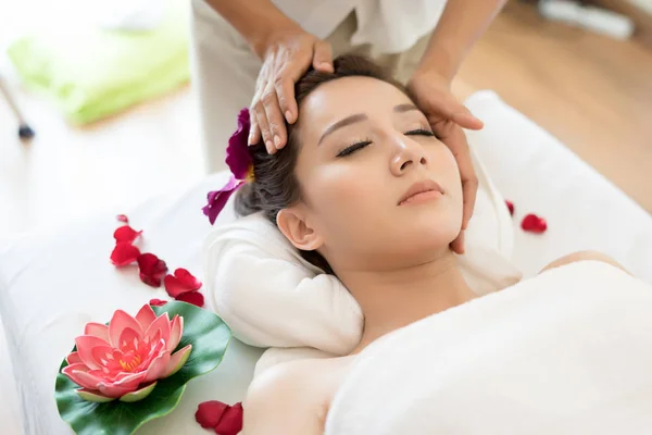 Massaggio Tradizionale Orientale Trattamenti Estetici Giovane Bella Avere Massaggio Donna — Foto Stock