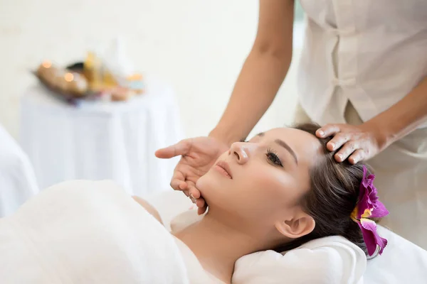 Terapia Massagem Tradicional Oriental Tratamentos Beleza Jovens Bonitos Têm Mulher — Fotografia de Stock