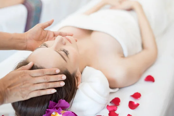 Massaggio Tradizionale Orientale Trattamenti Estetici Giovane Bella Avere Massaggio Donna — Foto Stock