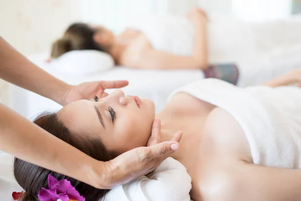 Traditionele Oosterse Massage Therapie Schoonheidsbehandelingen Jong Mooi Hebben Massage Vrouw — Stockfoto