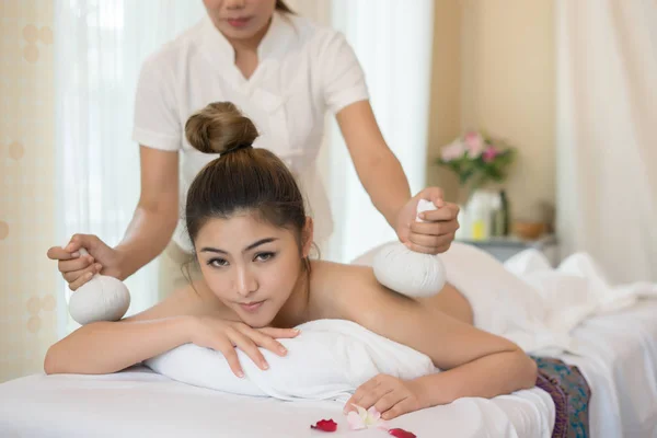 Junge Schöne Frau Mit Gesunder Körpermassage Wellness Salon Schönheitskonzept — Stockfoto