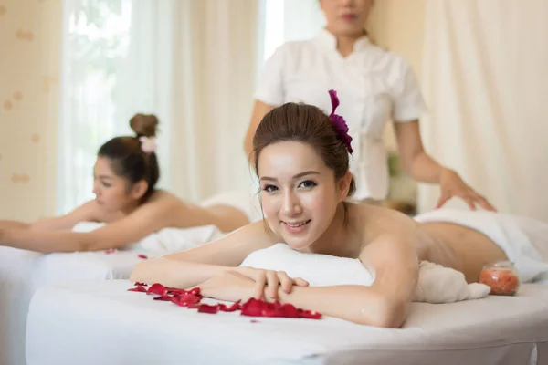 Mooie Jongedame Met Gezonde Massage Van Het Lichaam Spa Salon — Stockfoto