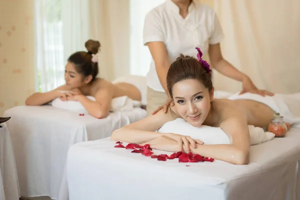 Mooie Jongedame Met Gezonde Massage Van Het Lichaam Spa Salon — Stockfoto