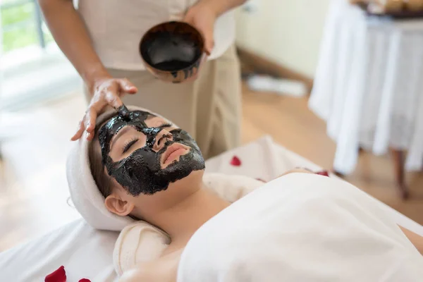 Bir Maske Yüz Için Genç Güzel Kadın Güzellik Kavramı — Stok fotoğraf