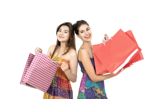 年轻的两个女人背着购物袋白色隔离 — 图库照片