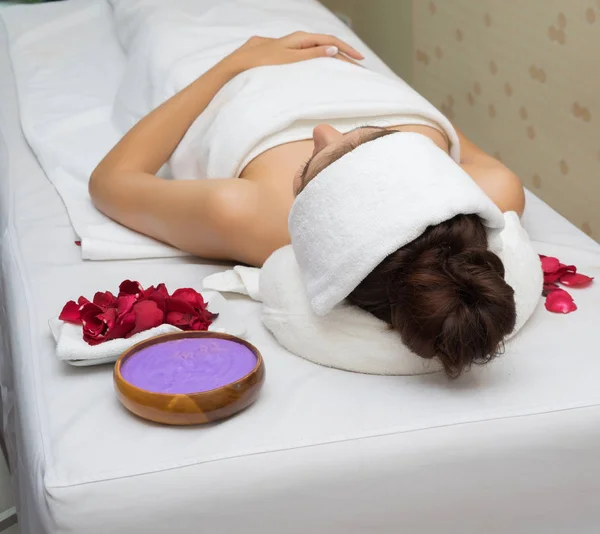 Hermosa Mujer Sonriente Con Flores Descansando Spa Antes Del Masaje —  Fotos de Stock