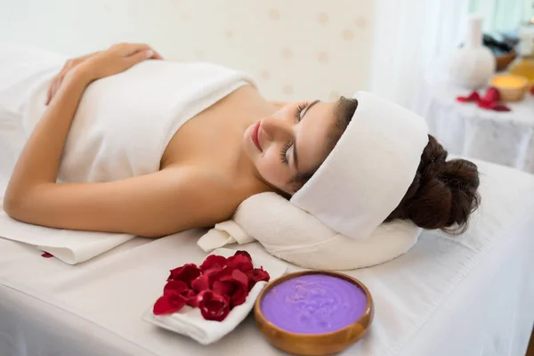 Belle Femme Souriante Avec Des Fleurs Reposant Dans Spa Avant — Photo