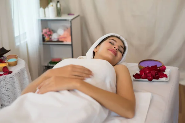 Belle Femme Souriante Avec Des Fleurs Reposant Dans Spa Avant — Photo