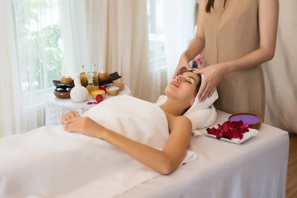 Terapia Massagem Tradicional Oriental Tratamentos Beleza Jovens Bonitos Têm Mulher — Fotografia de Stock