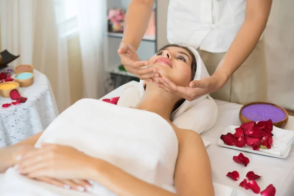 Terapia Massagem Tradicional Oriental Tratamentos Beleza Jovens Bonitos Têm Mulher — Fotografia de Stock