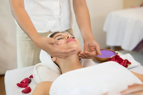 Terapia Massagem Tradicional Oriental Tratamentos Beleza Jovens Bonitos Têm Mulher — Fotografia de Stock