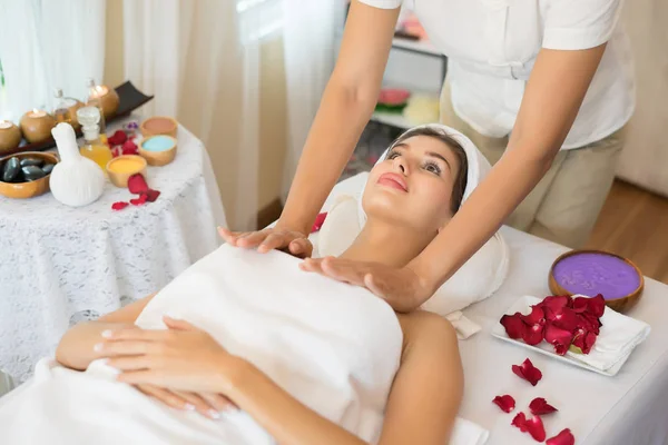 Junge Schöne Frau Mit Gesunder Körpermassage Wellness Salon Schönheitskonzept — Stockfoto