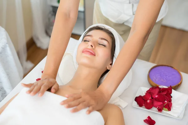 Jeune Belle Femme Avec Massage Sain Corps Dans Salon Spa — Photo