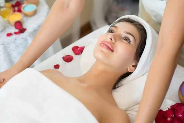 Junge Schöne Frau Mit Gesunder Körpermassage Wellness Salon Schönheitskonzept — Stockfoto