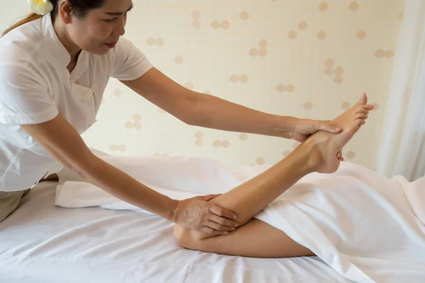 살롱에서 여성의 다리를 마사지 마사지 치료사의 — 스톡 사진
