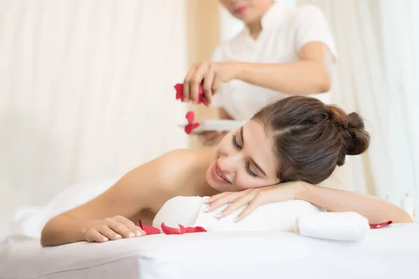 Junge Schöne Frau Mit Gesunder Körpermassage Wellness Salon Schönheitskonzept — Stockfoto