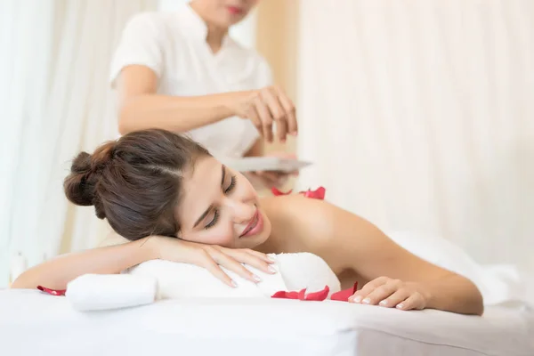 Junge Schöne Frau Mit Gesunder Körpermassage Wellness Salon Schönheitskonzept — Stockfoto