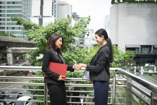同僚とビジネスマン握手 握手ビジネス パートナー連携契約 — ストック写真