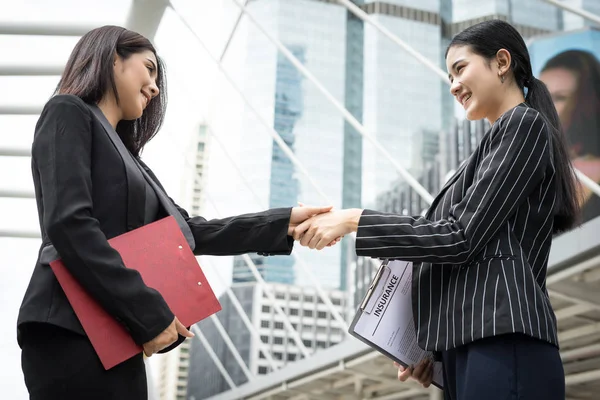同僚とビジネスマン握手 握手ビジネス パートナー連携契約 — ストック写真