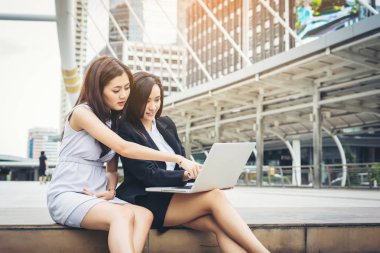 İş kadın söz veya açık oturma çalışırken konuşma.