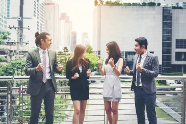 iş, zafer, jest, kişi ve ekip çalışması, kadar eller yükselterek ve ofis önünde zaferini kutluyor iş takım