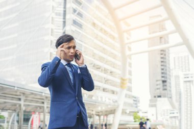 Bina açık havada karşı cep telefonuyla konuşan işadamı