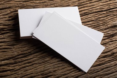 Kurumsal kimlik ahşap arka plan üzerinde beyaz boş kartvizit tanıtımı