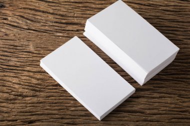 Kurumsal kimlik ahşap arka plan üzerinde beyaz boş kartvizit tanıtımı