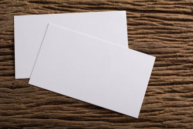 Kurumsal kimlik ahşap arka plan üzerinde beyaz boş kartvizit tanıtımı