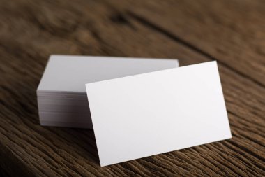 Kurumsal kimlik ahşap arka plan üzerinde beyaz boş kartvizit tanıtımı