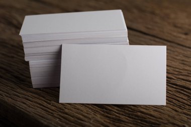 Kurumsal kimlik ahşap arka plan üzerinde beyaz boş kartvizit tanıtımı